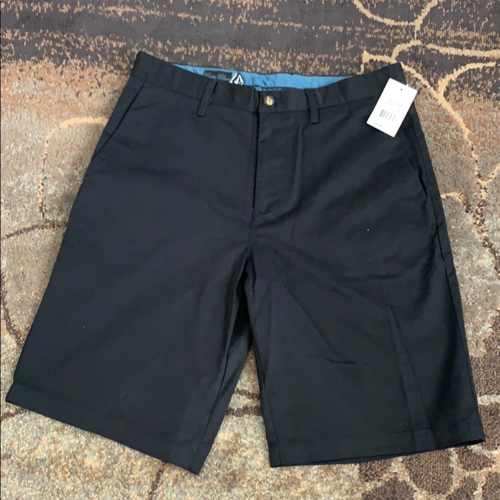 New Volcom Black shorts size 32